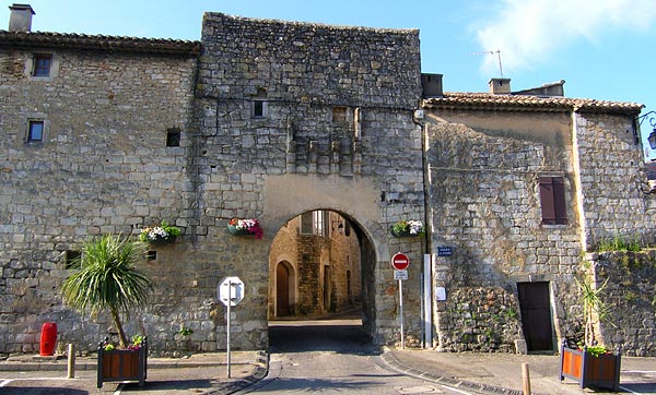 entrée murailles de saint paul trois châteaux